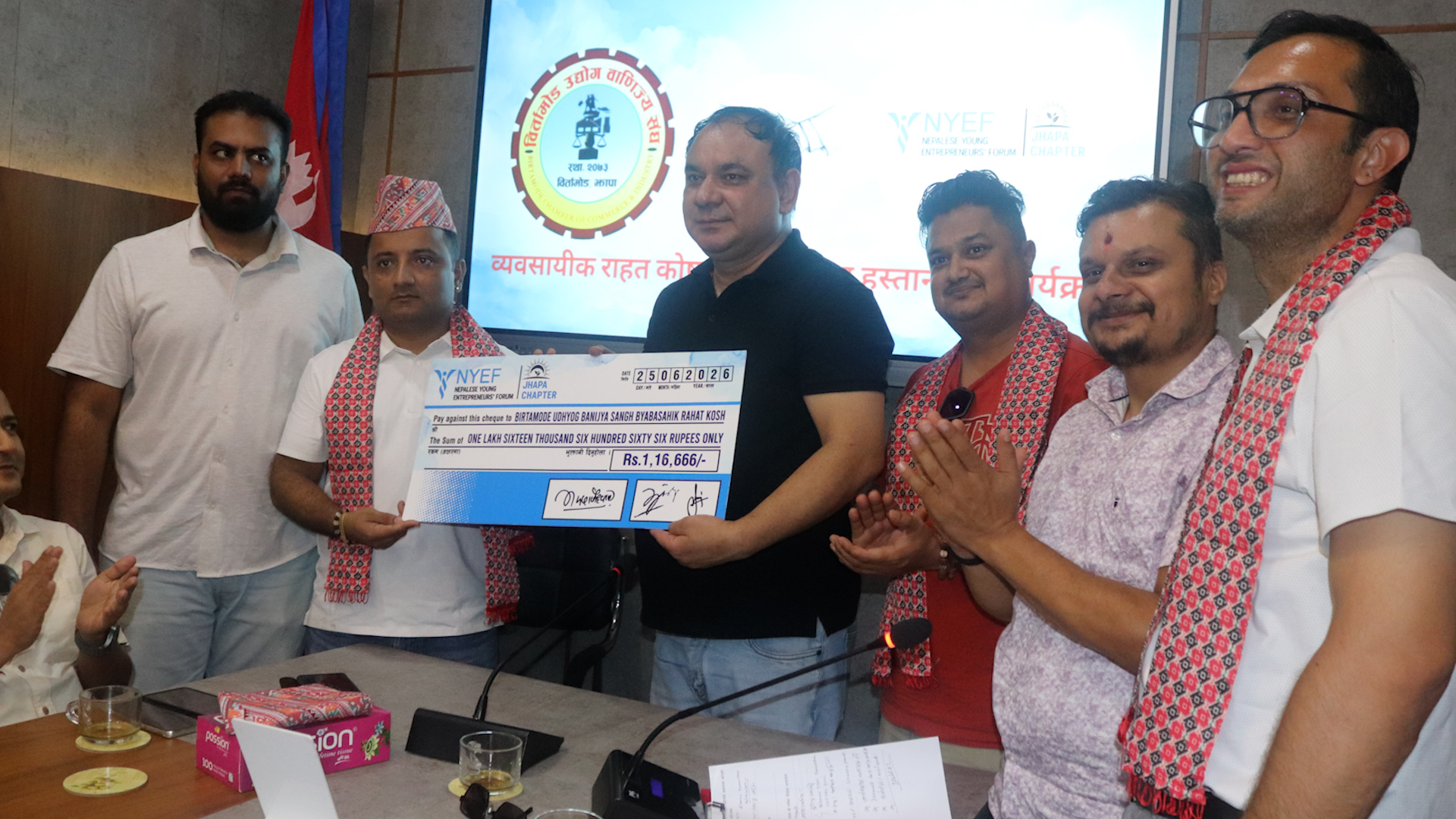 युवा उद्यमीको सहकार्यले बलियो बन्दै व्यवसायिक राहत कोष, एनवाईइएफ झापाद्वारा रु एक लाख १६ हजार ६६६ सहयोग