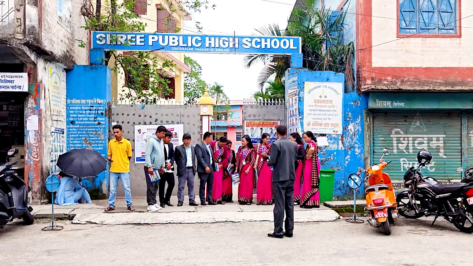 नमूना विद्यालय पब्लिक हाइस्कुलको शैक्षिक गुणस्तरबारे बुझ्न सिंहदेवी माविका प्रद्यानाध्यापकसहित शिक्षक शिक्षिको टोली आएर स्थलगत रुपमा जानकारी लिदै