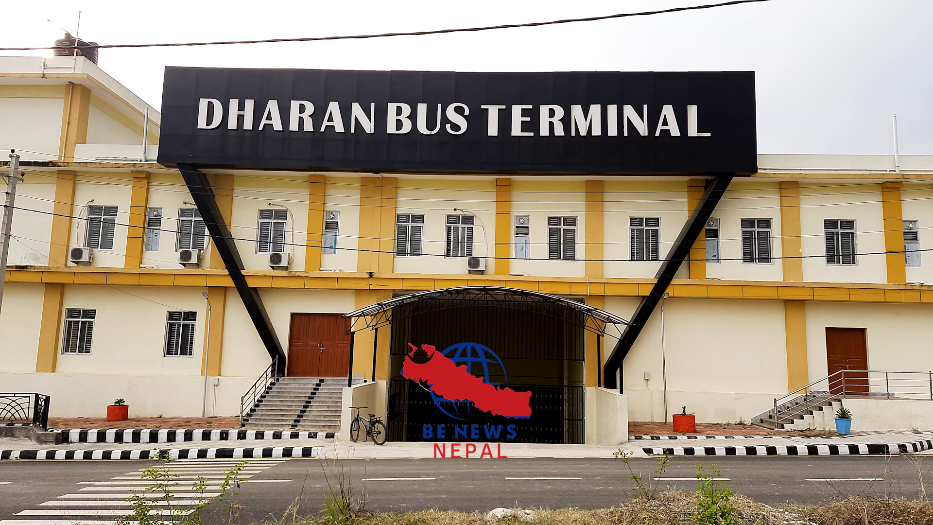 धरान–८ स्थित सुन्दर बस्तीमा आधुनिक बसपार्क निर्माण सम्पन्न भइसक्दा पनि सञ्चालनमा आउन सकेको छैन