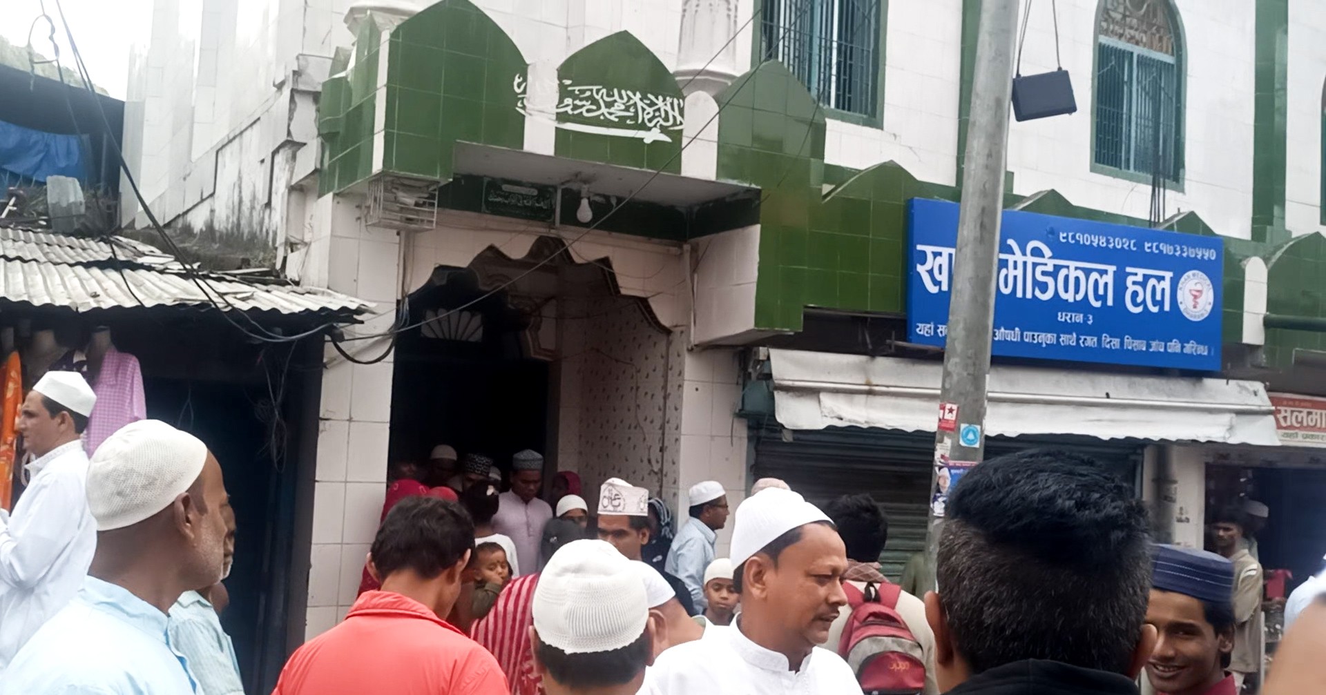 मस्जिद र इदगाहहरूमा विशेष नमाज अदा गरी ईद—उल—फितर मनाए