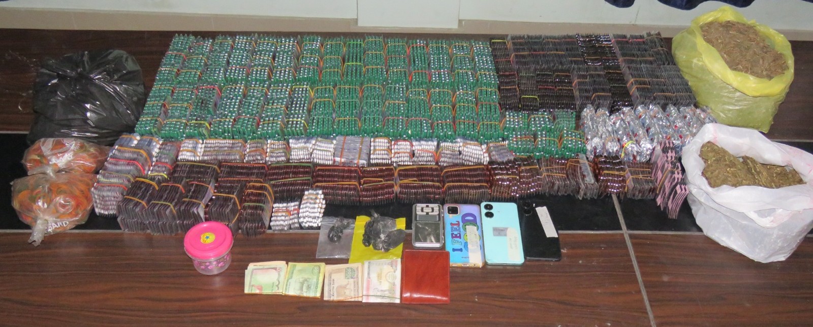 लागू औषध ब्राउन सहित २ जना पक्राउ त्यसैगरि ठुलो परिमाणको प्रतिबन्धित औषधि सहित २ जना पक्राउ